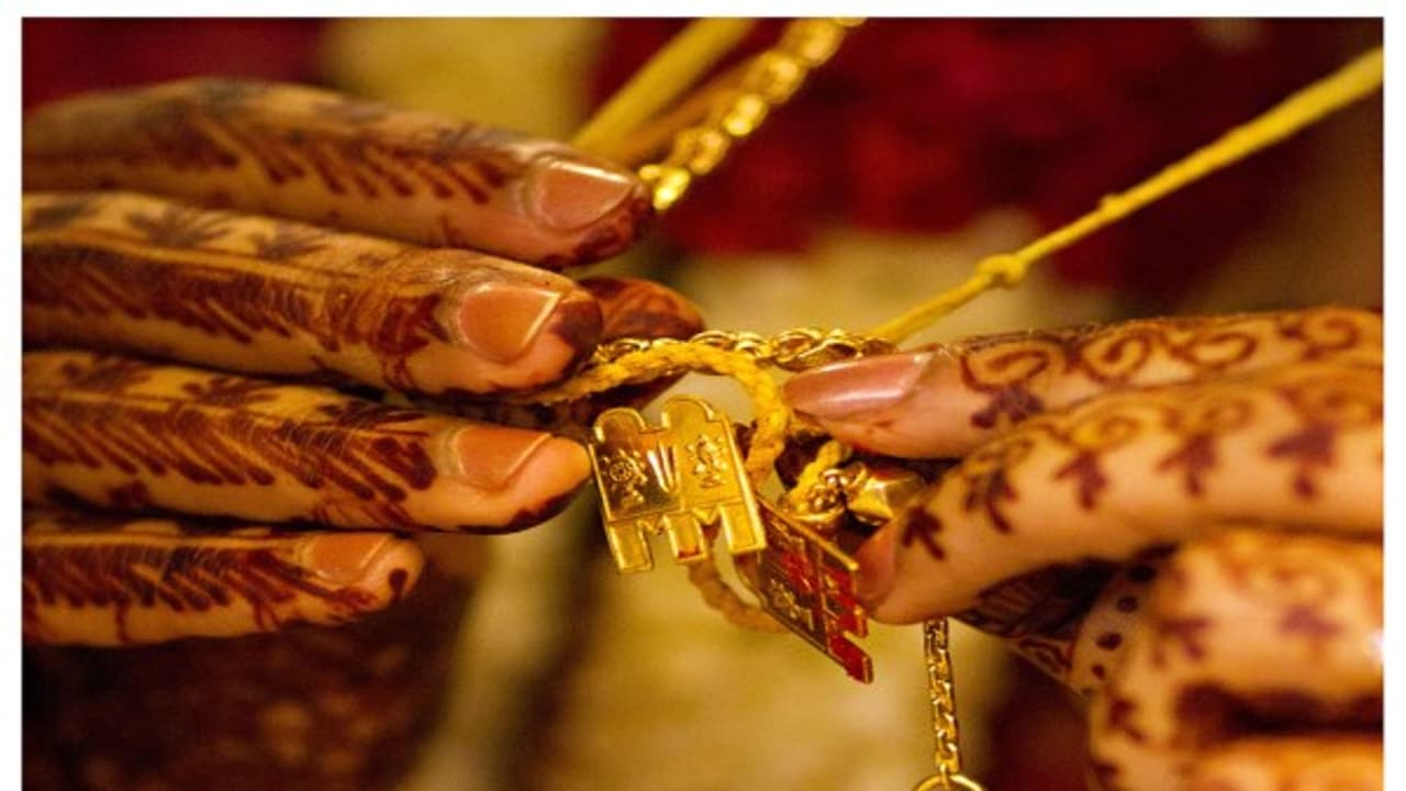 தாலி கயிற்றை எந்தெந்த கிழமைகளில் மாற்ற வேண்டும்? சிறந்த நேரம் எது? தாலி கயிற்றை எந்தெந்த கிழமைகளில் மாற்ற வேண்டும்? சிறந்த நேரம் எது?