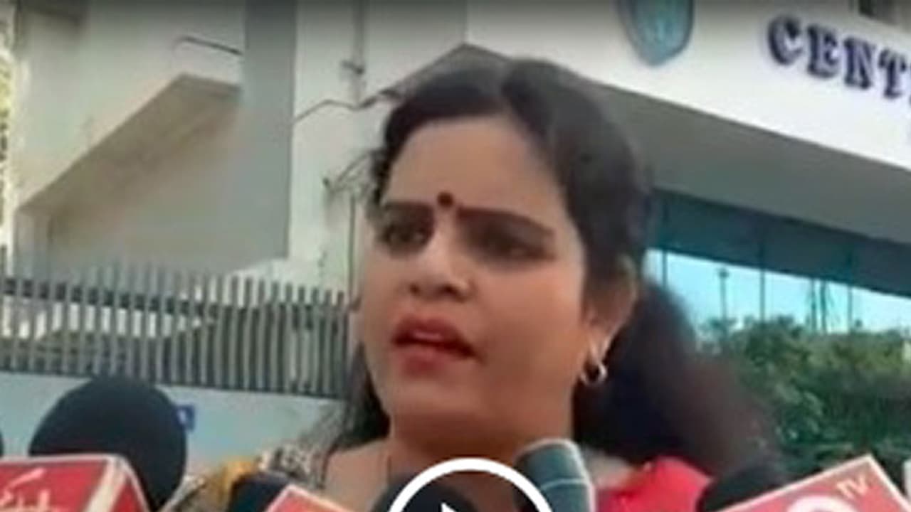 కరాటే కల్యాణికి కోపమొచ్చింది (వీడియో) కరాటే కల్యాణికి కోపమొచ్చింది (వీడియో)