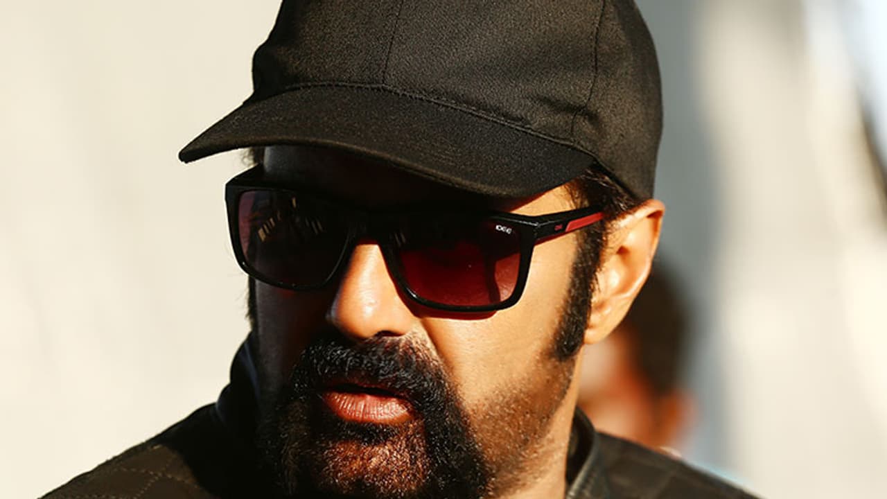 మందేస్తూ ఫోన్ కెమెరాకు అడ్డంగా దొరికిన ఎమ్మెల్యే నందమూరి బాలకృష్ణ మందేస్తూ ఫోన్ కెమెరాకు అడ్డంగా దొరికిన ఎమ్మెల్యే నందమూరి బాలకృష్ణ