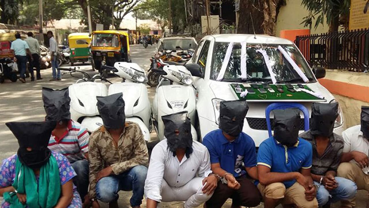 ಹೆಣ್ಣನ್ನ ಮುಂದೆ ಬಿಡುತ್ತಿದ್ರು.. ಮಂಚಕ್ಕೇರುವ ಹೊತ್ತಿಗೆ ದಾಳಿ ಮಾಡಿ ಹಣ ಪೀಕುತ್ತಿದ್ದರು..!