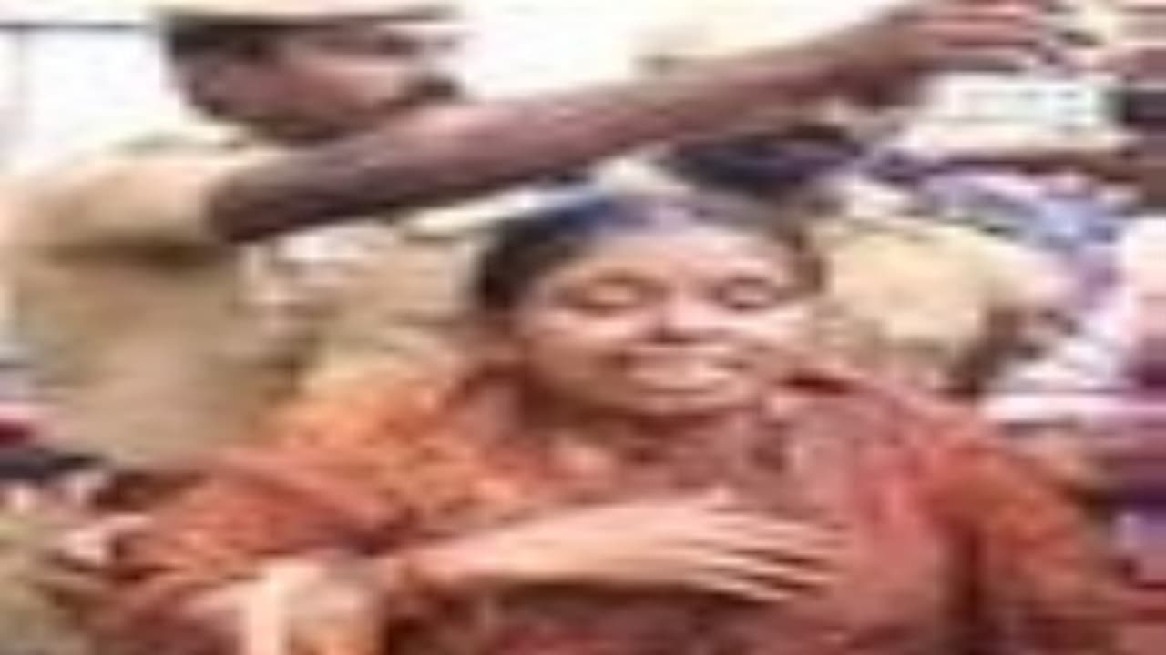 மகள் சாவில் மர்மம் இருப்பதாக 21 முறை புகார் கொடுத்தும் நடவடிக்கை எடுக்காததால் தாய் தீக்குளிக்க முயற்சி... மகள் சாவில் மர்மம் இருப்பதாக 21 முறை புகார் கொடுத்தும் நடவடிக்கை எடுக்காததால் தாய் தீக்குளிக்க முயற்சி...