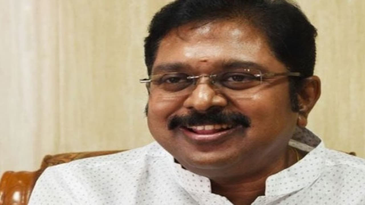 சென்னை வந்தனர் டெல்லி போலீசார் டிமிக்கி கொடுத்து பெங்களூர் பறந்தார் டிடிவி தினகரன்... சென்னை வந்தனர் டெல்லி போலீசார் டிமிக்கி கொடுத்து பெங்களூர் பறந்தார் டிடிவி தினகரன்...