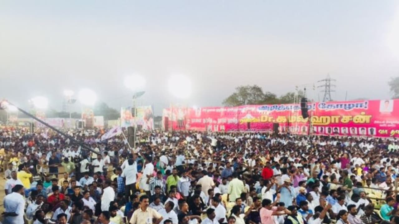 கமலுக்கு பெருகும் ஆதரவு...! திருச்சியில் குவிந்த பல்லாயிரக்கணக்கான தொண்டர்கள்...! கமலுக்கு பெருகும் ஆதரவு...! திருச்சியில் குவிந்த பல்லாயிரக்கணக்கான தொண்டர்கள்...!