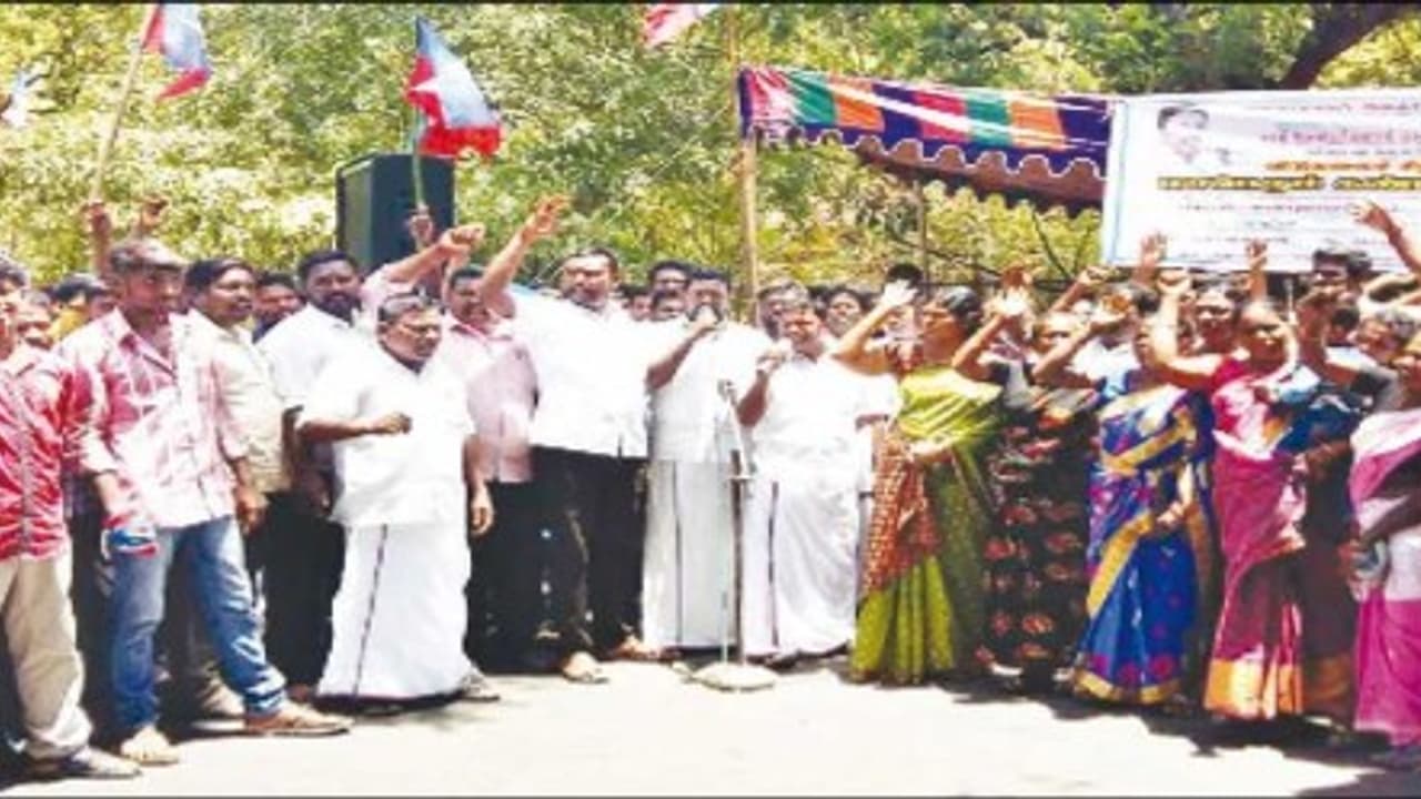 10 கி.மீ தொலைவிற்குள் நான்கு மணல் குவாரிகள்; தடை செய்ய கோரி விசிக ஆர்ப்பாட்டம்… 10 கி.மீ தொலைவிற்குள் நான்கு மணல் குவாரிகள்; தடை செய்ய கோரி விசிக ஆர்ப்பாட்டம்…