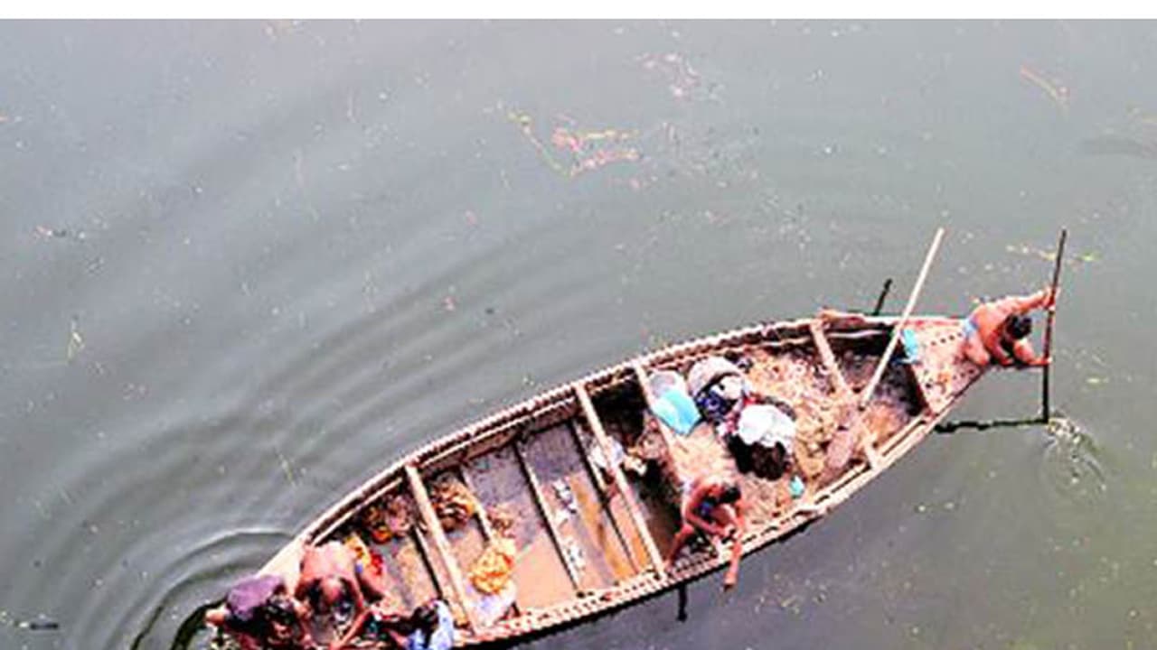 സിആര്പിഎഫ് ഉദ്യോഗസ്ഥന് മക്കളെയും കൊണ്ട് പുഴയില് ചാടി; മൂന്നുവയസുകാരന് മരിച്ചു സിആര്പിഎഫ് ഉദ്യോഗസ്ഥന് മക്കളെയും കൊണ്ട് പുഴയില് ചാടി; മൂന്നുവയസുകാരന് മരിച്ചു