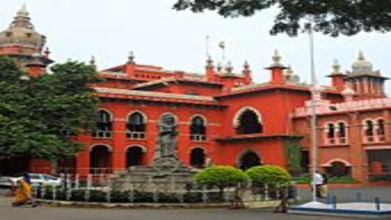 அரசு அலுவலகங்களில் ஜெயலலிதா படம் நீக்ககோரிய வழக்கு – தமிழக அரசுக்கு உயர்நீதிமன்றம் நோட்டீஸ்... அரசு அலுவலகங்களில் ஜெயலலிதா படம் நீக்ககோரிய வழக்கு – தமிழக அரசுக்கு உயர்நீதிமன்றம் நோட்டீஸ்...