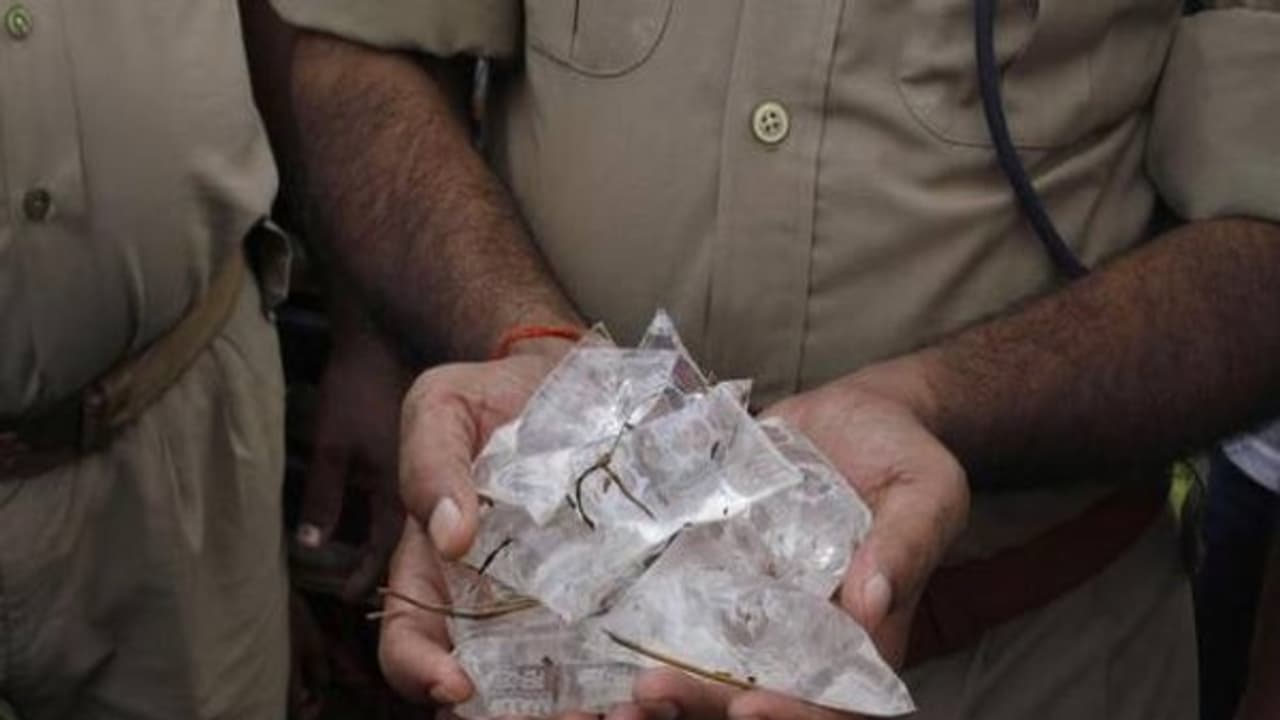 "இனி கள்ளச் சாராயம் விற்றால் தூக்கு தண்டனை தான்" அவசர அவசரமாக ரெடி ஆகிறது அவசரச் சட்டம்! "இனி கள்ளச் சாராயம் விற்றால் தூக்கு தண்டனை தான்" அவசர அவசரமாக ரெடி ஆகிறது அவசரச் சட்டம்!