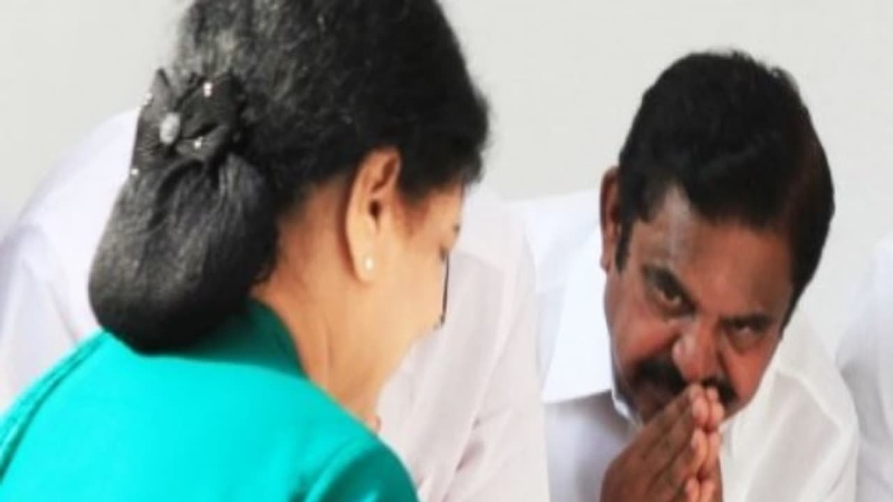 என்ன..! சசி குடும்பத்தை ஐ.டியிடம் போட்டு கொடுத்தது எடப்பாடியா..? பகீர் கிளப்பும் தகவல்கள்...! என்ன..! சசி குடும்பத்தை ஐ.டியிடம் போட்டு கொடுத்தது எடப்பாடியா..? பகீர் கிளப்பும் தகவல்கள்...!