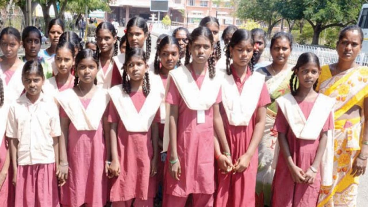 கள்ளத்தனமாக சாராயம் விற்பனை; போதையில் மாணவிகளிடம் அத்துமீறல்; பள்ளி மாணவிகள் ஆட்சியரிடம் மனு... கள்ளத்தனமாக சாராயம் விற்பனை; போதையில் மாணவிகளிடம் அத்துமீறல்; பள்ளி மாணவிகள் ஆட்சியரிடம் மனு...