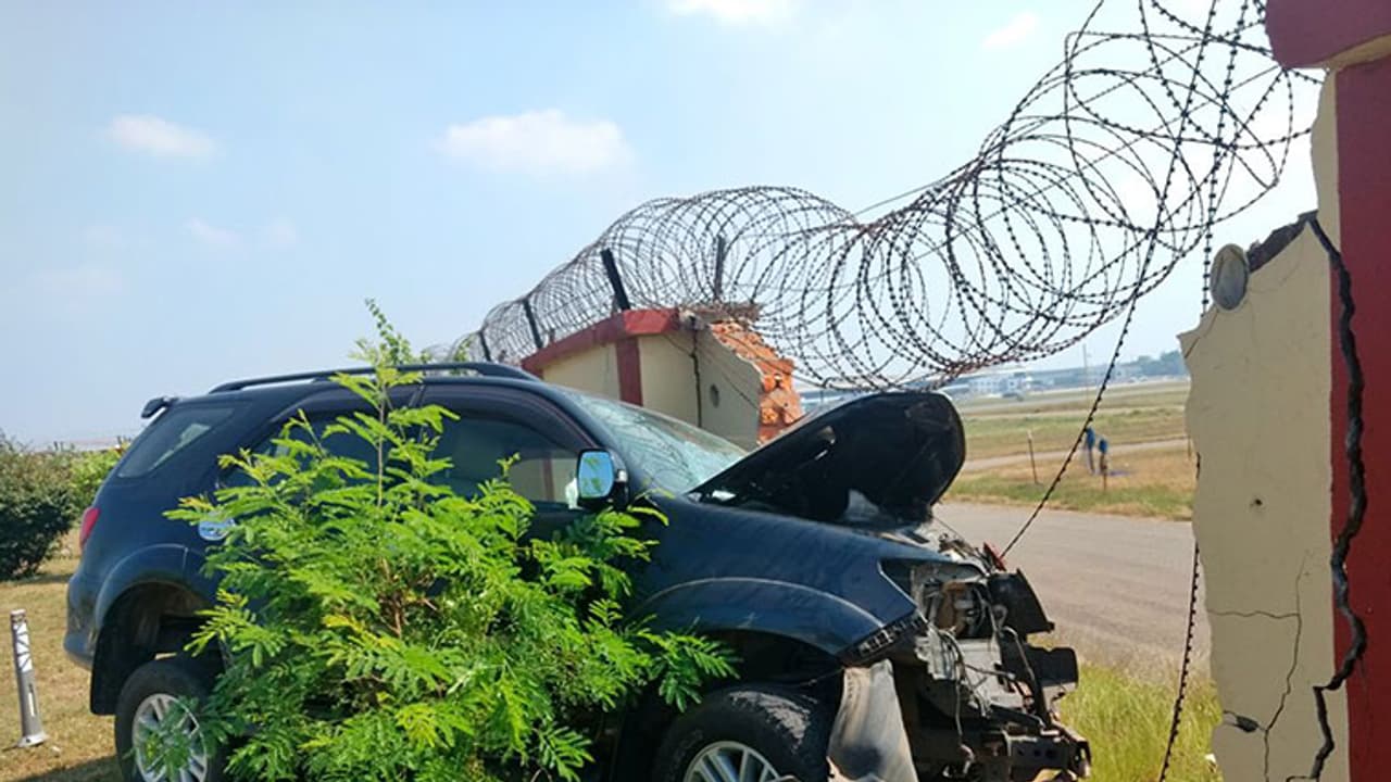 അമിതവേഗത; കാര് നിയന്ത്രണം വിട്ട് തിരുവനന്തപുരം വിമാനത്താവളത്തിന്റെ മതിൽ ഇടിച്ചു തകർത്തു അമിതവേഗത; കാര് നിയന്ത്രണം വിട്ട് തിരുവനന്തപുരം വിമാനത്താവളത്തിന്റെ മതിൽ ഇടിച്ചു തകർത്തു