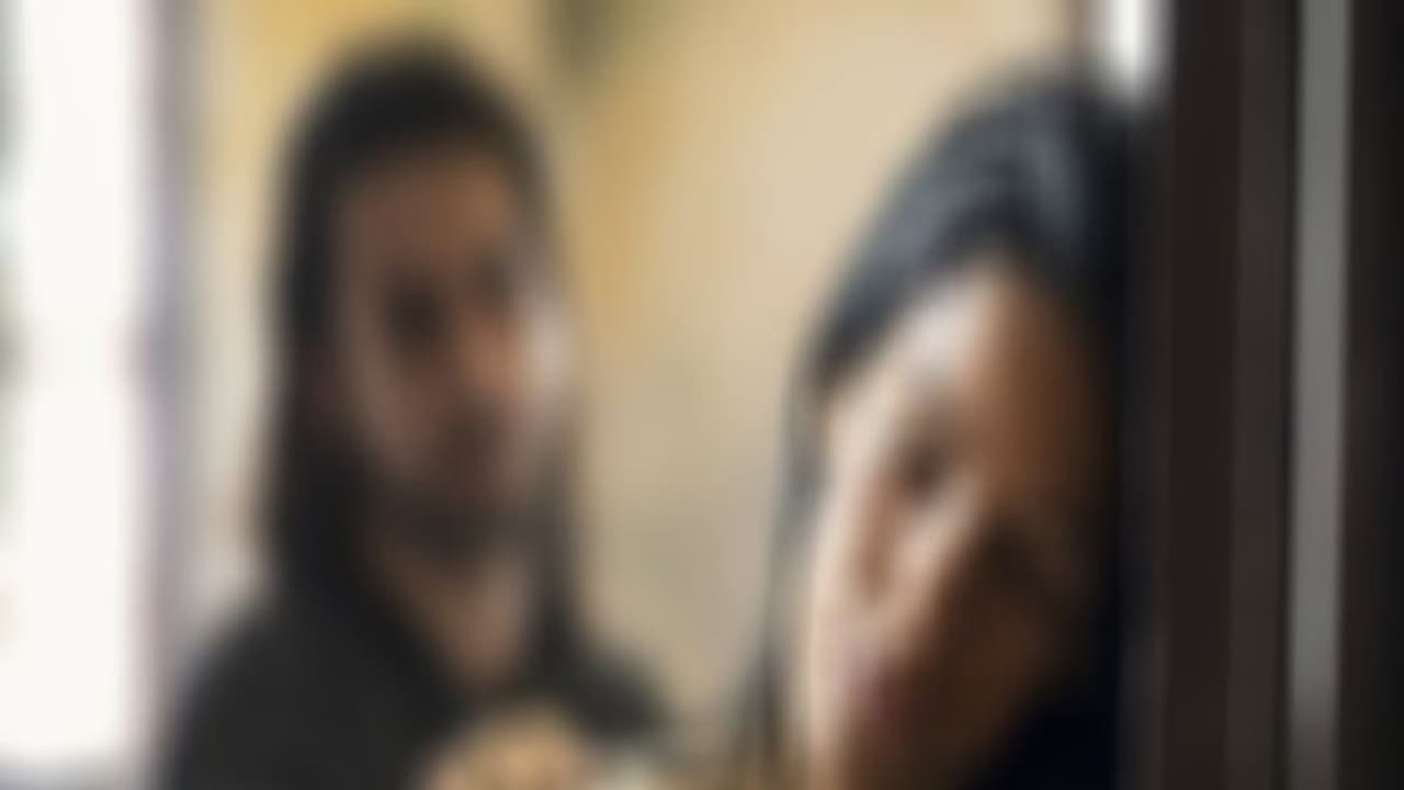 అమ్మాయిలతో ఏకాంతంగా యువకుడు: వూళ్లో వీడియోలు హల్చల్ అమ్మాయిలతో ఏకాంతంగా యువకుడు: వూళ్లో వీడియోలు హల్చల్