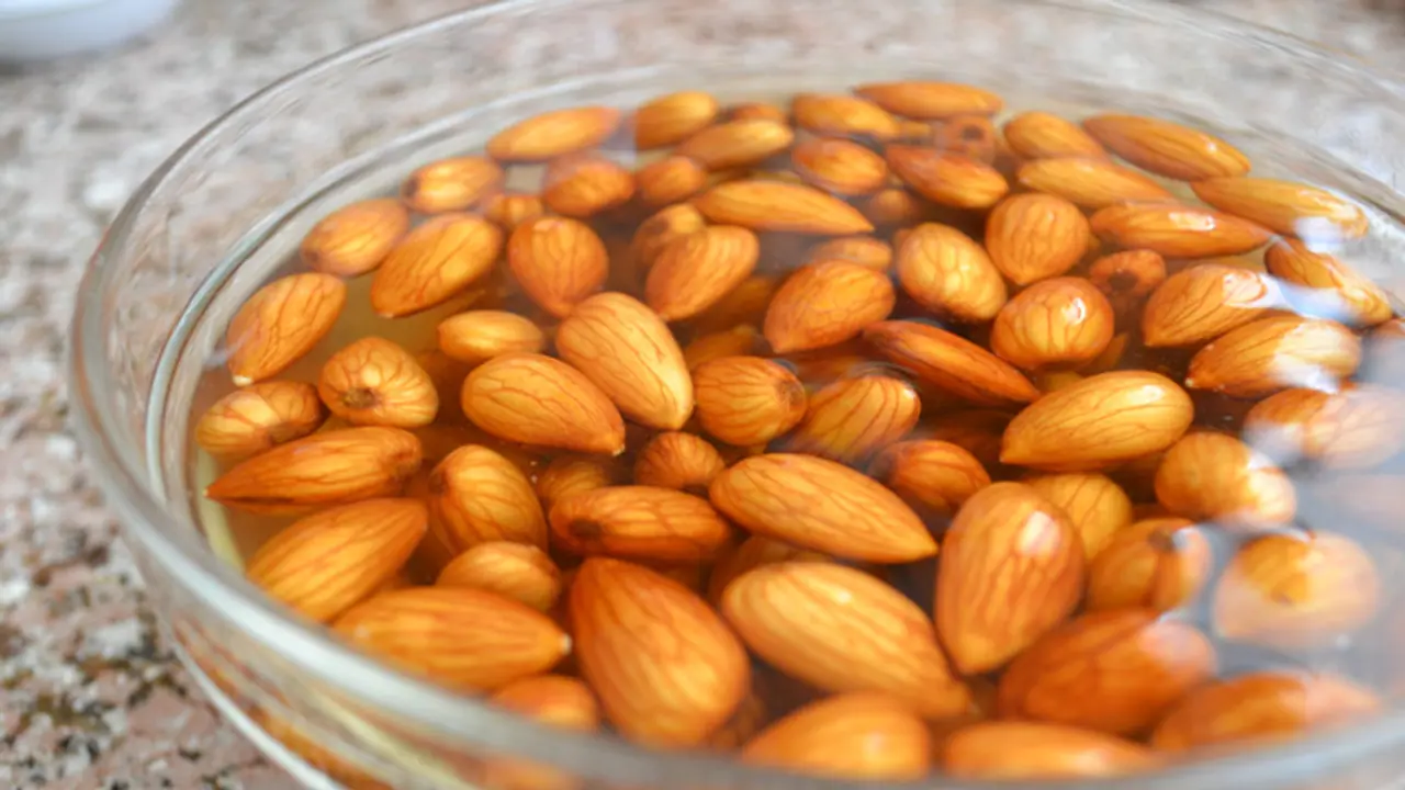 ശ്രദ്ധിക്കൂ, വെറും വയറ്റിൽ കുതിർത്ത ബദാം കഴിച്ചാൽ...