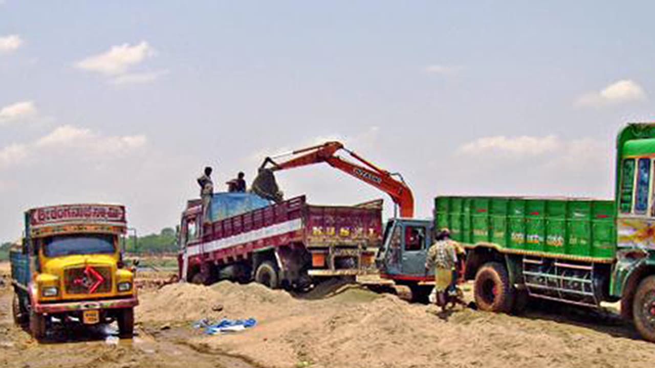 ಲಕ್ಷ್ಮೇಶ್ವರ: ಮರಳು ಕಳ್ಳರಿಗೆ ಸ್ಮಶಾನವೂ ಸಾಲುತ್ತಿಲ್ಲ..!