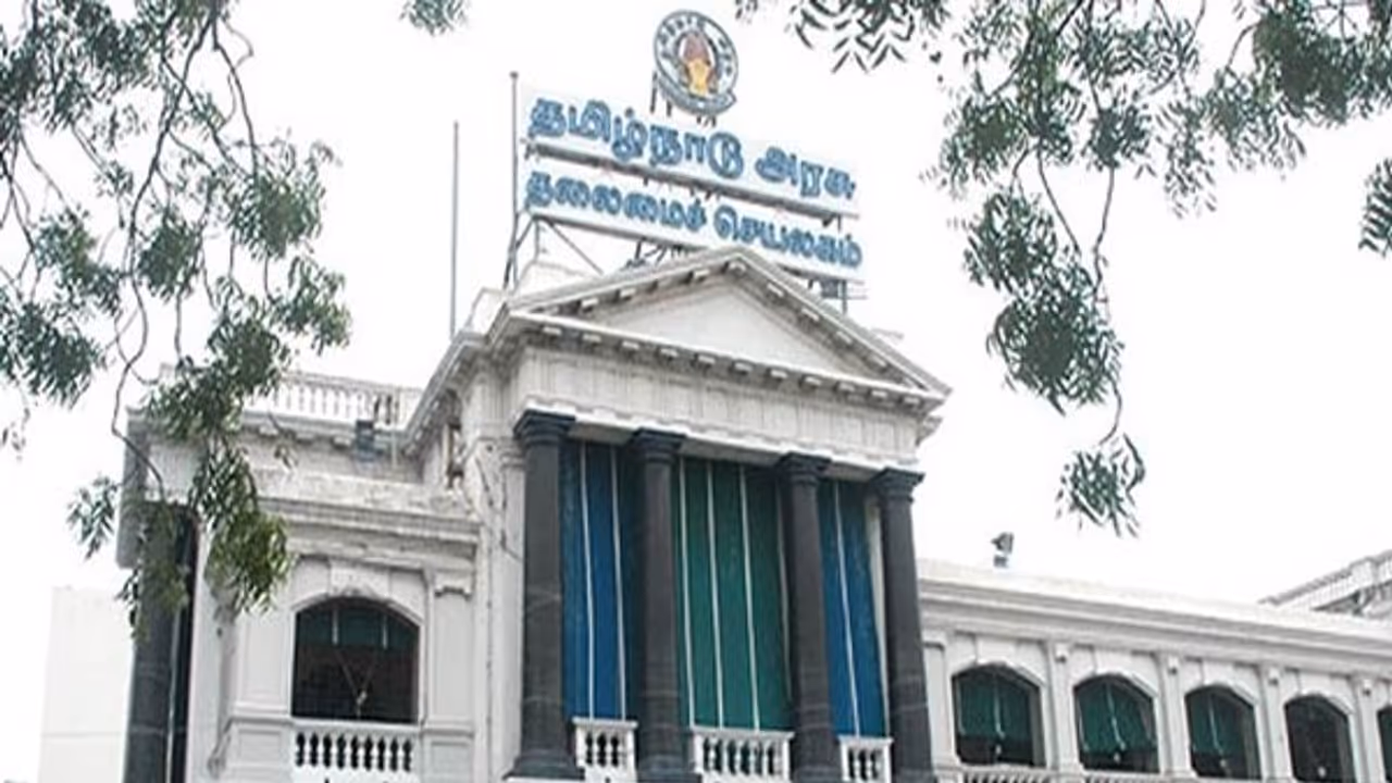 அரசு ஊழியர்கள், அடையாள அட்டையுடன் இருக்க உத்தரவு..! அரசு ஊழியர்கள், அடையாள அட்டையுடன் இருக்க உத்தரவு..!