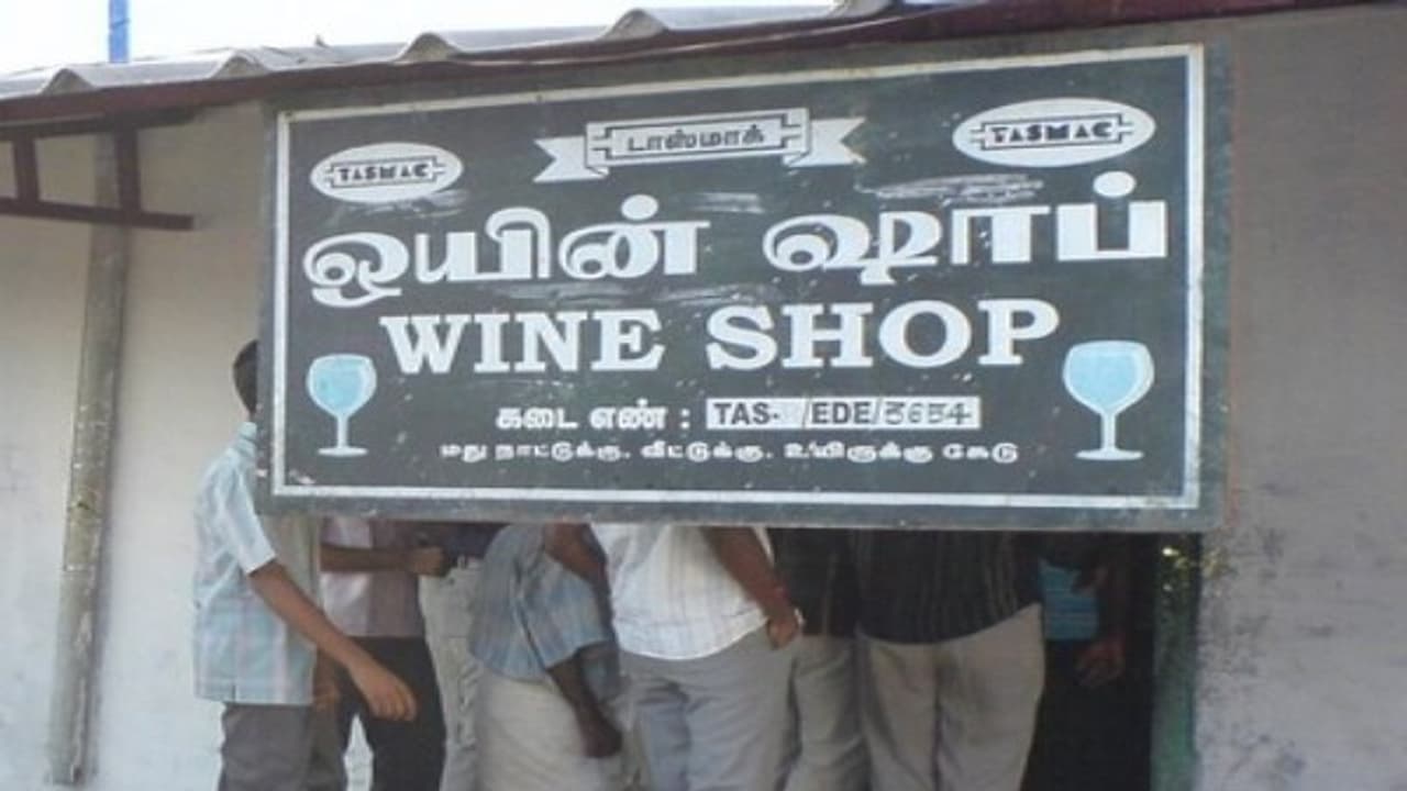 பள்ளியின் அருகே நிர்வாணமாக விழுந்து கிடக்கும் குடிகாரர்கள்; சாராயக் கடையால் பெண்களுக்கு சங்கடம்; தீர்வு? பள்ளியின் அருகே நிர்வாணமாக விழுந்து கிடக்கும் குடிகாரர்கள்; சாராயக் கடையால் பெண்களுக்கு சங்கடம்; தீர்வு?