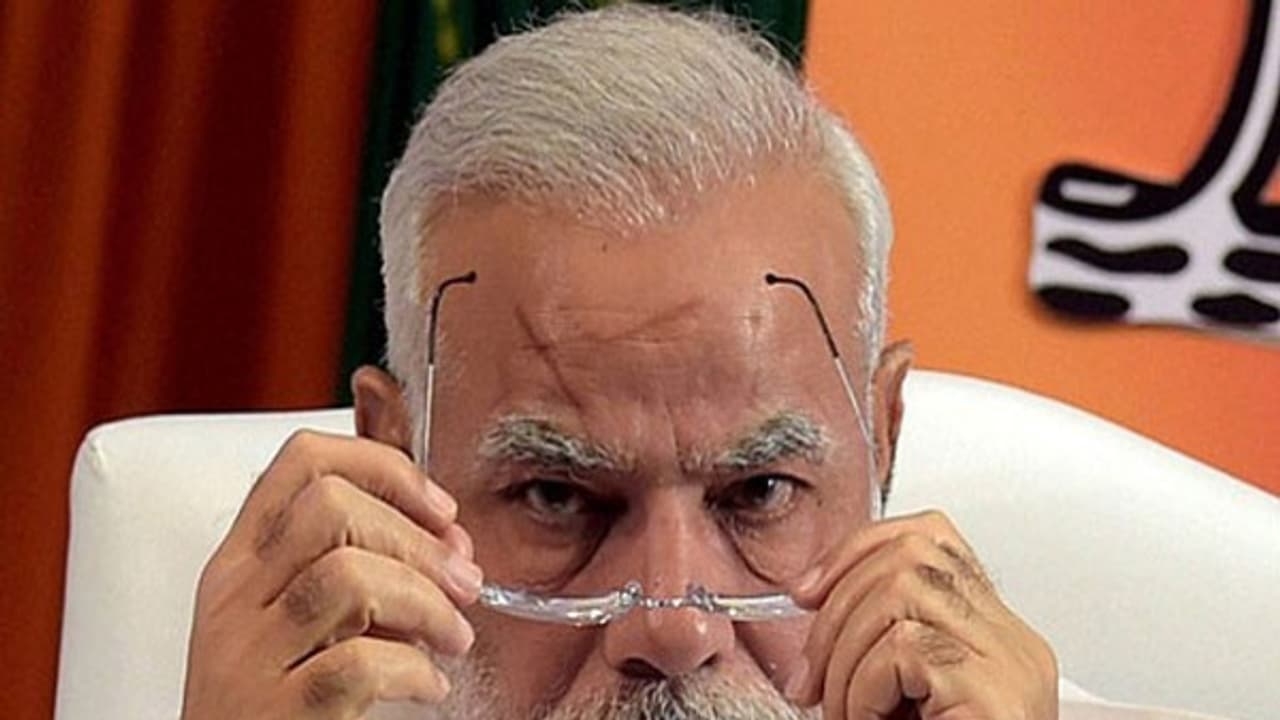 வாட்ஸ்ஆப்பில் மோடியை மோசமாக சித்திரித்த கான்ஸ்டபிள் காலி! வாட்ஸ்ஆப்பில் மோடியை மோசமாக சித்திரித்த கான்ஸ்டபிள் காலி!