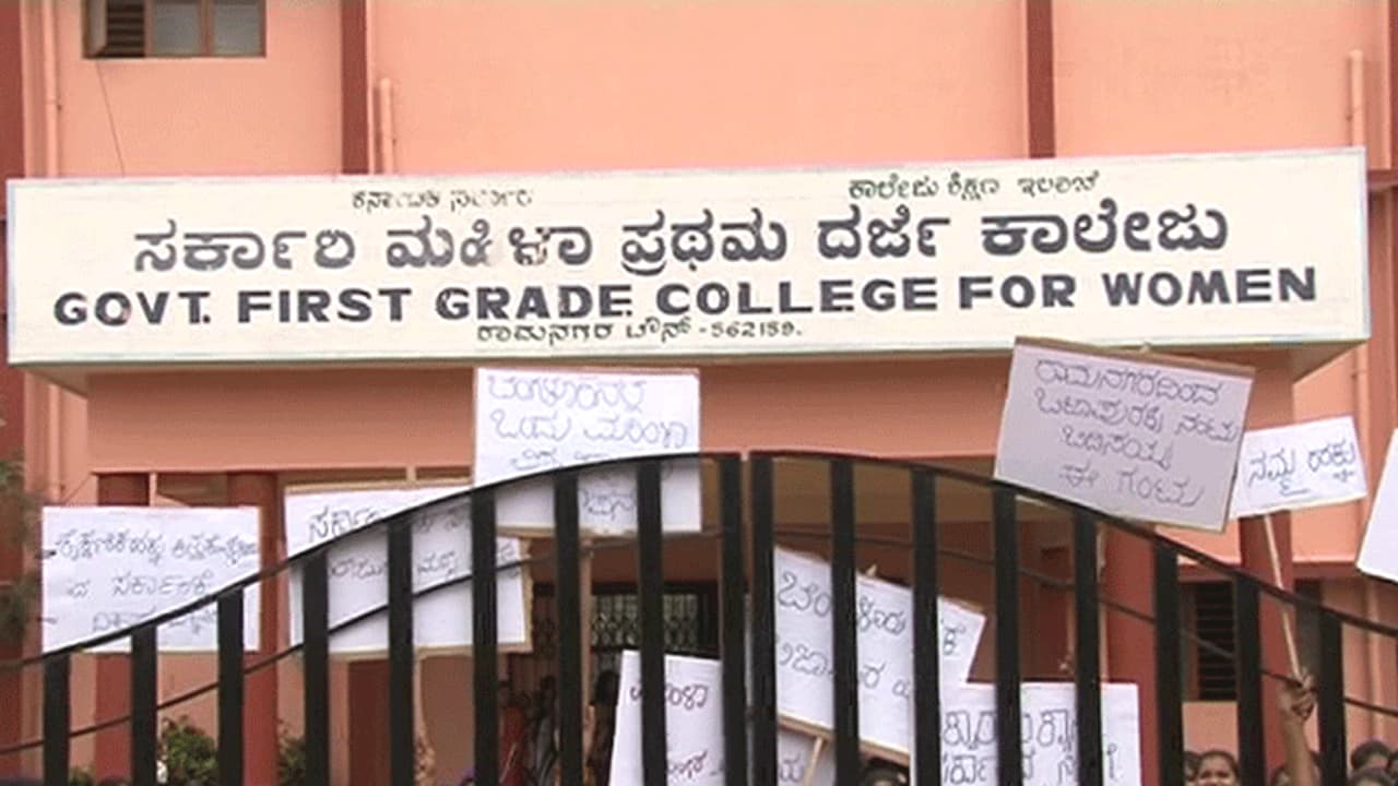 ಮಹಿಳಾ ಕಾಲೇಜುಗಳನ್ನು ಮಹಿಳಾ ವಿವಿಗೆ ಸೇರಿಸುವುದಕ್ಕೆ ವಿದ್ಯಾರ್ಥಿನಿಯರ ವಿರೋಧ ಮಹಿಳಾ ಕಾಲೇಜುಗಳನ್ನು ಮಹಿಳಾ ವಿವಿಗೆ ಸೇರಿಸುವುದಕ್ಕೆ ವಿದ್ಯಾರ್ಥಿನಿಯರ ವಿರೋಧ
