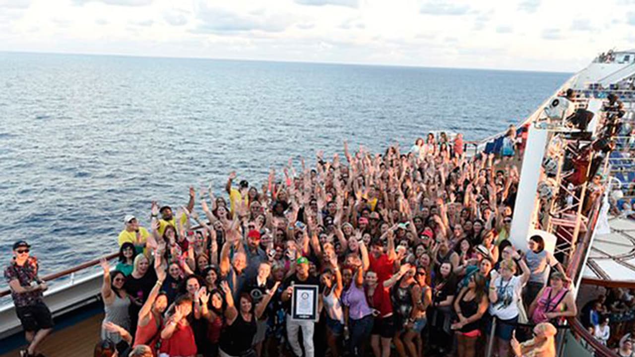 സെല്ഫി എടുത്ത് ഗിന്നസ് റെക്കോഡിട്ട യുവാവ് സെല്ഫി എടുത്ത് ഗിന്നസ് റെക്കോഡിട്ട യുവാവ്