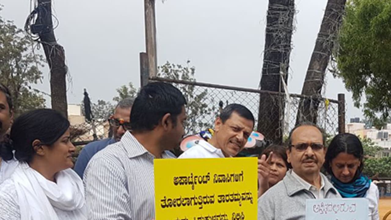 STP ಕಾಯ್ದೆ ವಿರೋಧಿಸಿ ಅಪಾರ್ಟ್'ಮೆಂಟ್ ನಿವಾಸಿಗಳ ಪ್ರತಿಭಟನೆ STP ಕಾಯ್ದೆ ವಿರೋಧಿಸಿ ಅಪಾರ್ಟ್'ಮೆಂಟ್ ನಿವಾಸಿಗಳ ಪ್ರತಿಭಟನೆ