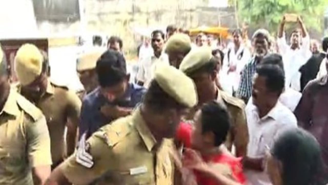 கோர்ட் வளாகத்தில் தஷ்வந்த்தை வெச்சு தாக்கிய மாதர் சங்க பெண்கள்! செங்கல்பட்டில் பரபரப்பு... கோர்ட் வளாகத்தில் தஷ்வந்த்தை வெச்சு தாக்கிய மாதர் சங்க பெண்கள்! செங்கல்பட்டில் பரபரப்பு...