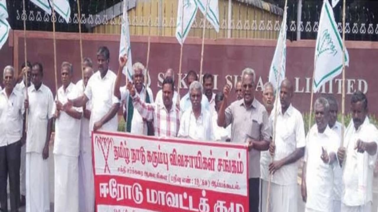 பல்வேறு கோரிக்கைகளை வலியுறுத்தி ஆர்ப்பாட்டத்தில் ஈடுபட்ட விவசாயிகள் 15 பேர் கைது; காவல்துறை அதிரடி… பல்வேறு கோரிக்கைகளை வலியுறுத்தி ஆர்ப்பாட்டத்தில் ஈடுபட்ட விவசாயிகள் 15 பேர் கைது; காவல்துறை அதிரடி…