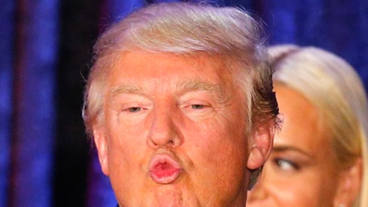 ಮತ್ತೊಂದು ವಿಚಿತ್ರ ನಡವಳಿಕೆಯಿಂದ ಸುದ್ದಿಯಾದ ಟ್ರಂಪ್ ಮತ್ತೊಂದು ವಿಚಿತ್ರ ನಡವಳಿಕೆಯಿಂದ ಸುದ್ದಿಯಾದ ಟ್ರಂಪ್