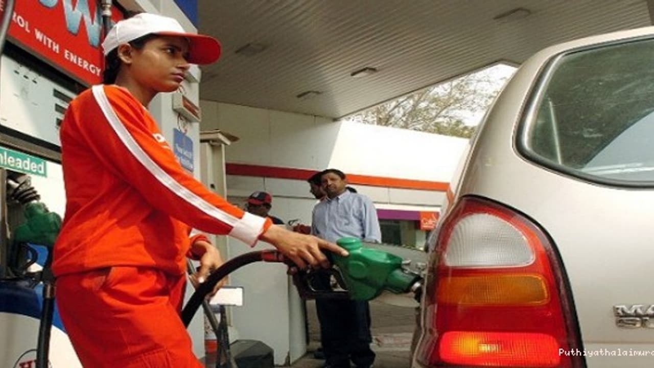 ರಿ‘ಪಬ್ಲಿಕ್’ ಸಂತಸ: ಪೆಟ್ರೋಲ್ ಬೆಲೆ ಗಣನೀಯ ಇಳಿಕೆ! ರಿ‘ಪಬ್ಲಿಕ್’ ಸಂತಸ: ಪೆಟ್ರೋಲ್ ಬೆಲೆ ಗಣನೀಯ ಇಳಿಕೆ!