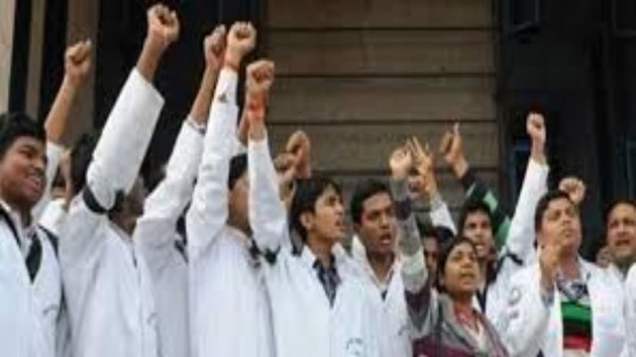 நாடு முழுவதும் டாக்டர்கள் இன்று ஸ்ட்ரைக் …. தேசிய மருத்துவ ஆணையம் அமைக்க கடும் எதிர்ப்பு… நோயாளிகள் பாதிப்பு !! நாடு முழுவதும் டாக்டர்கள் இன்று ஸ்ட்ரைக் …. தேசிய மருத்துவ ஆணையம் அமைக்க கடும் எதிர்ப்பு… நோயாளிகள் பாதிப்பு !!