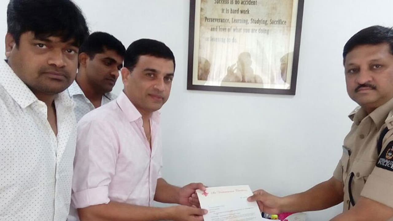 ఫేస్ బుక్ లో డీజే సినిమా లీకేజీపై పోలీసులకు ఫిర్యాదు చేసిన దిల్ రాజు ఫేస్ బుక్ లో డీజే సినిమా లీకేజీపై పోలీసులకు ఫిర్యాదు చేసిన దిల్ రాజు