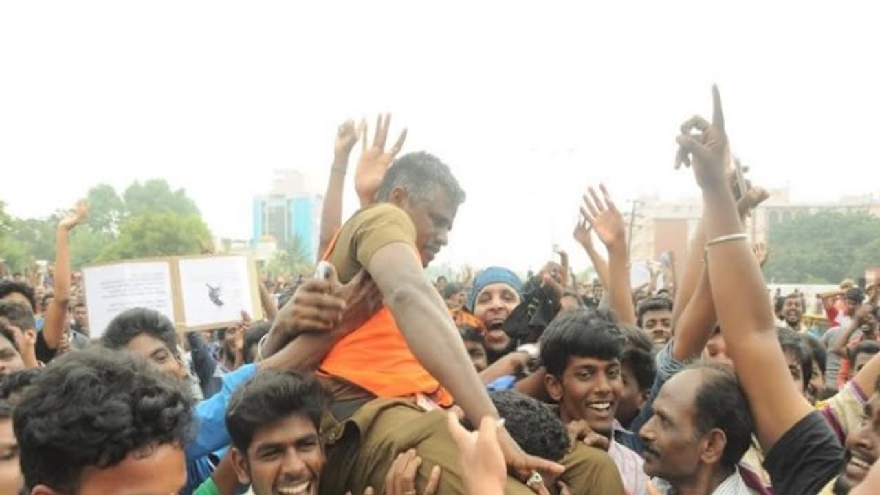 ஜல்லிக்கட்டுக்கு குரல் கொடுத்ததால் சஸ்பெண்ட் செய்யப்பட்ட காவலர்...! 12 மாதங்களுக்கு பிறகு மீண்டும் பணி வழங்க உத்தரவு...! ஜல்லிக்கட்டுக்கு குரல் கொடுத்ததால் சஸ்பெண்ட் செய்யப்பட்ட காவலர்...! 12 மாதங்களுக்கு பிறகு மீண்டும் பணி வழங்க உத்தரவு...!