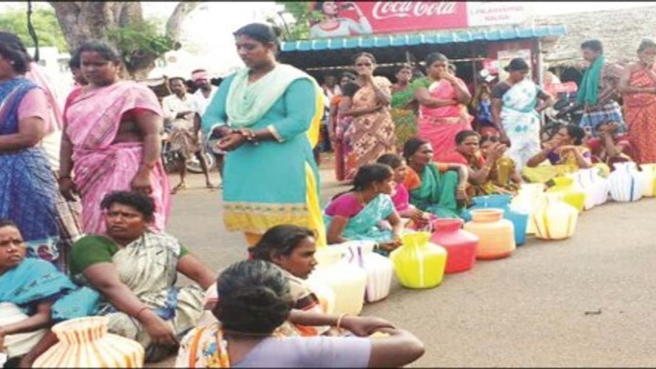 ஒரு மாதமாக குடிநீர் தராததால் போராட்டத்தில் இறங்கிய மக்கள்; வெற்றுக் குடங்களுடன் சாலை மறியல்… ஒரு மாதமாக குடிநீர் தராததால் போராட்டத்தில் இறங்கிய மக்கள்; வெற்றுக் குடங்களுடன் சாலை மறியல்…