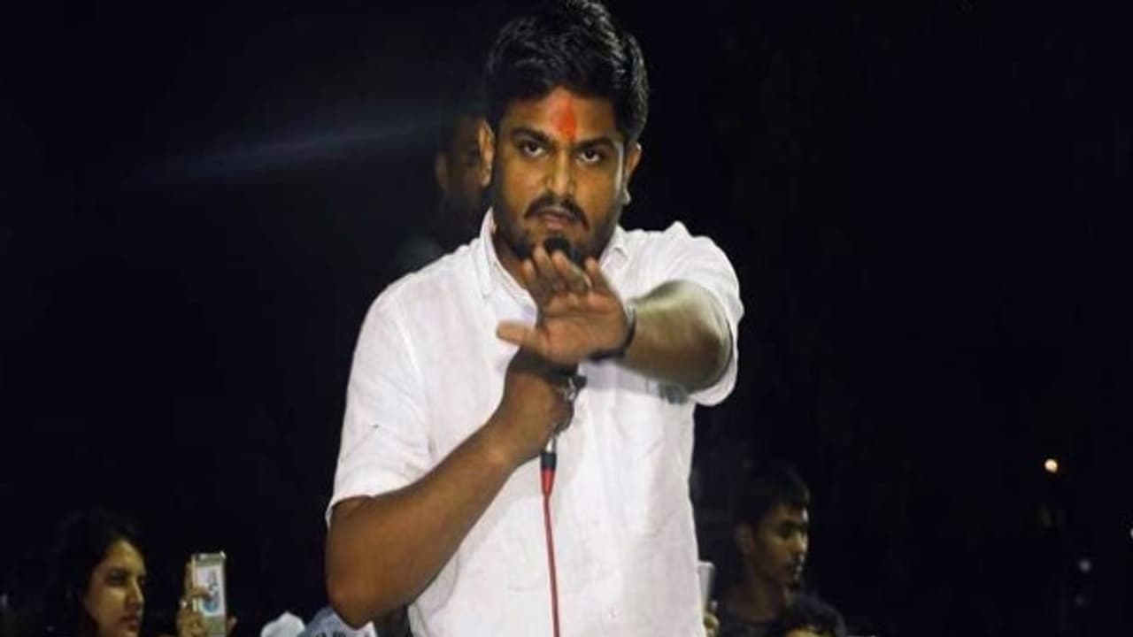 மோடியும், ராகுல் காந்தியும் நடிகர்கள் ’ சர்ச்சையை கிளப்பிய ஹர்தில் படேல்... மோடியும், ராகுல் காந்தியும் நடிகர்கள் ’ சர்ச்சையை கிளப்பிய ஹர்தில் படேல்...