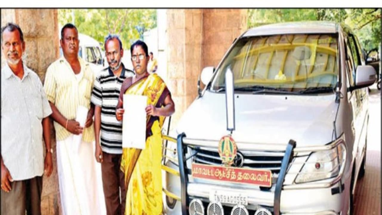 ஆட்சியரின் காரை ஜப்தி செய்ய நீதிமன்றம் அதிரடி உத்தரவு; இன்னும் 13 அதிகாரிகளின் கார்களும் ஜப்தி... ஆட்சியரின் காரை ஜப்தி செய்ய நீதிமன்றம் அதிரடி உத்தரவு; இன்னும் 13 அதிகாரிகளின் கார்களும் ஜப்தி...