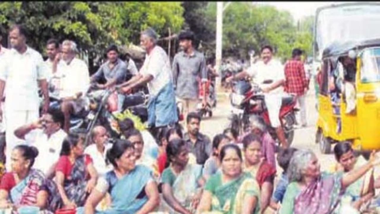 குடிநீர் தட்டுப்பாட்டை போக்க கோரி கிராம மக்கள் சாலை மறியல்; போக்குவரத்து பாதிப்பு... குடிநீர் தட்டுப்பாட்டை போக்க கோரி கிராம மக்கள் சாலை மறியல்; போக்குவரத்து பாதிப்பு...