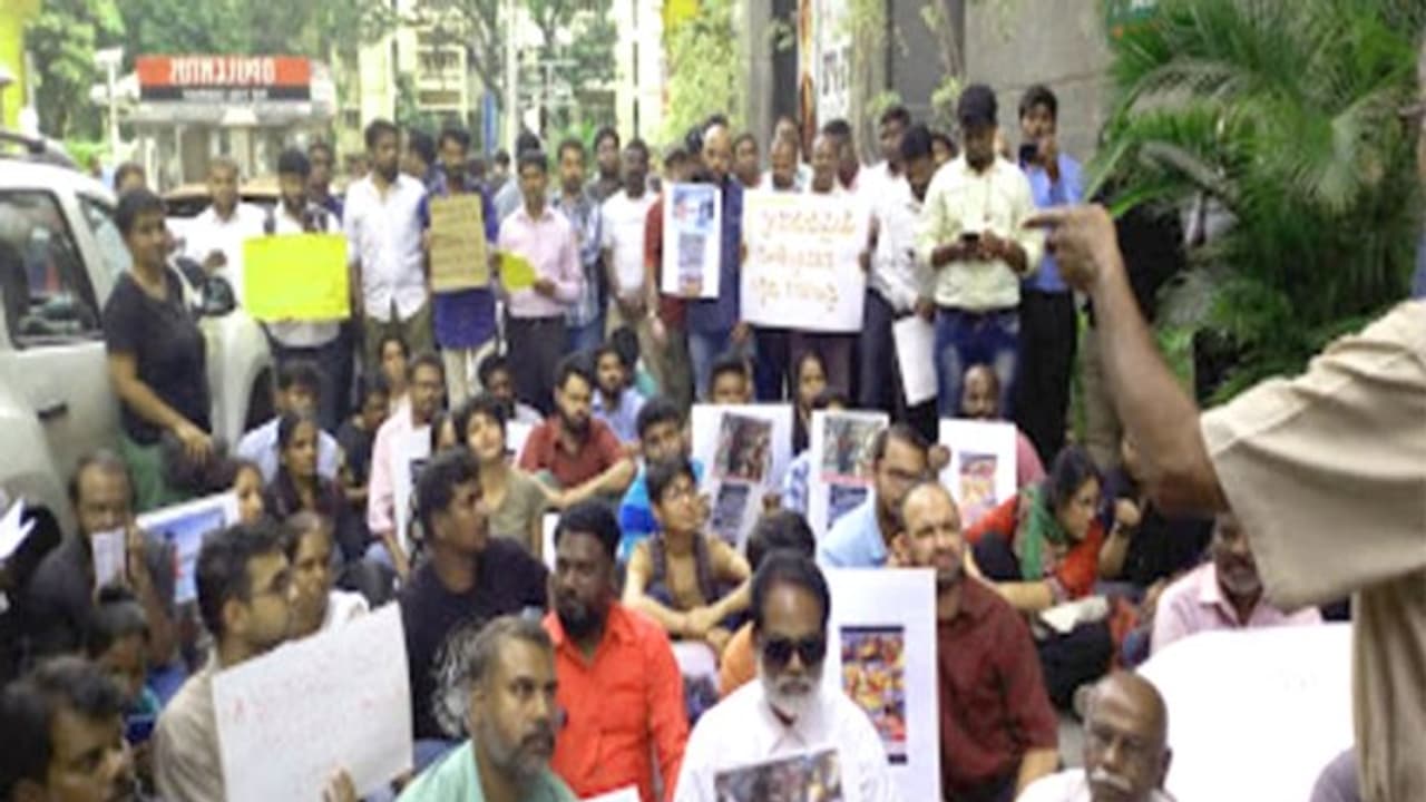 கன்னடர்கள் நமக்கு எதிரின்னு யாருங்க சொன்னது? இப்போ பாருங்க நமக்காக அவங்களும் போராட்டத்தில குதிச்சிட்டாங்க... கன்னடர்கள் நமக்கு எதிரின்னு யாருங்க சொன்னது? இப்போ பாருங்க நமக்காக அவங்களும் போராட்டத்தில குதிச்சிட்டாங்க...