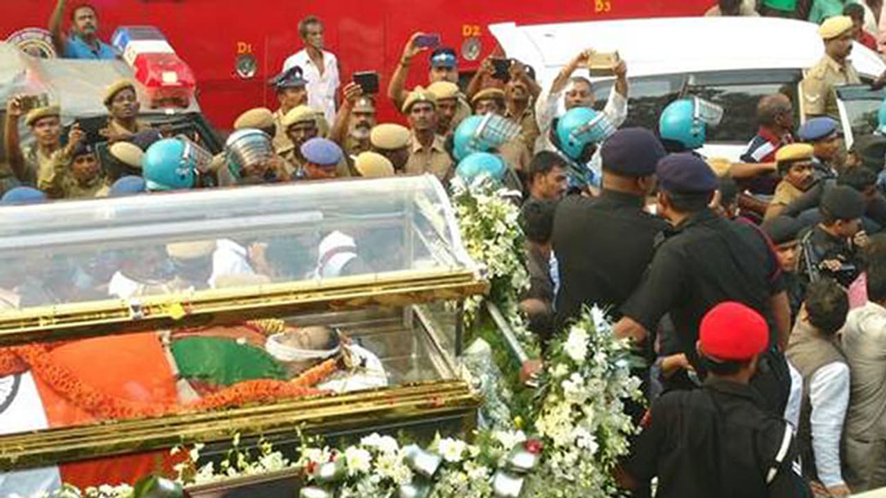 ‘అమ్మ’ అంత్యక్రియలకు రూ.కోటి ఖర్చు..? ‘అమ్మ’ అంత్యక్రియలకు రూ.కోటి ఖర్చు..?