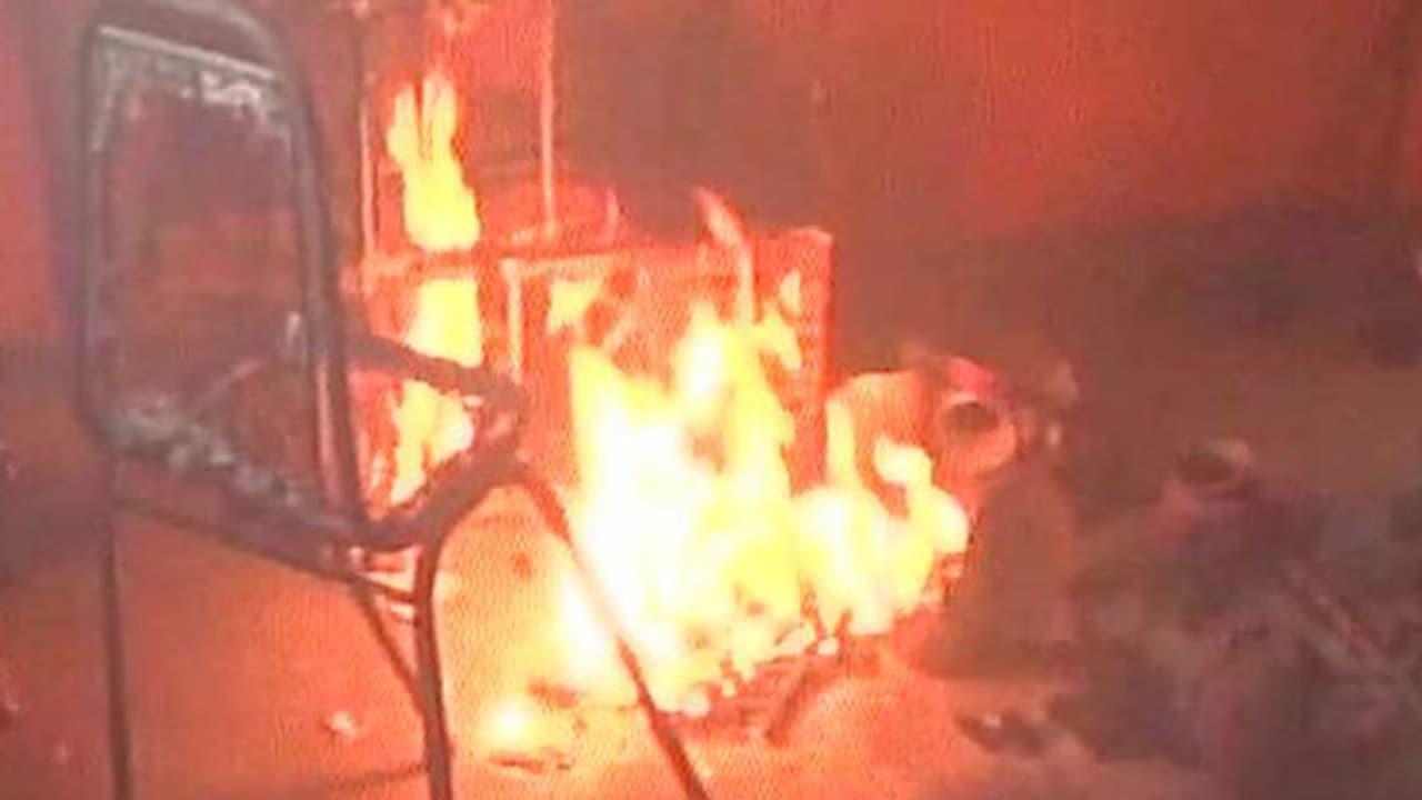 ಬಿಜೆಪಿ ಕಚೇರಿಗೆ ಬೆಂಕಿ ಹಚ್ಚಿದ ಟಿಎಂಸಿ ಕಾರ್ಯಕರ್ತರು? ಬಿಜೆಪಿ ಕಚೇರಿಗೆ ಬೆಂಕಿ ಹಚ್ಚಿದ ಟಿಎಂಸಿ ಕಾರ್ಯಕರ್ತರು?