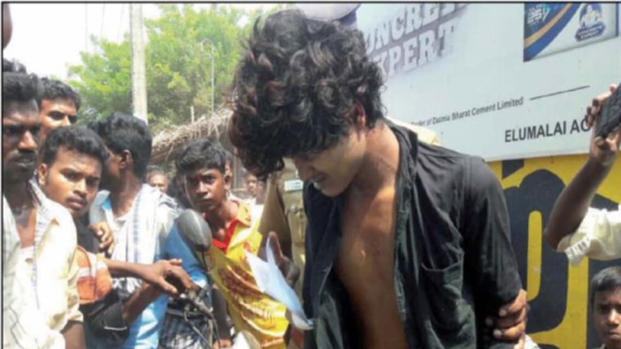 குழந்தைகளுக்கு பிஸ்கெட் கொடுத்த இளைஞருக்கு சரமாரி அடி உதை; கடத்த முயன்றதாக நினைத்து மக்கள் விலாசல்... குழந்தைகளுக்கு பிஸ்கெட் கொடுத்த இளைஞருக்கு சரமாரி அடி உதை; கடத்த முயன்றதாக நினைத்து மக்கள் விலாசல்...