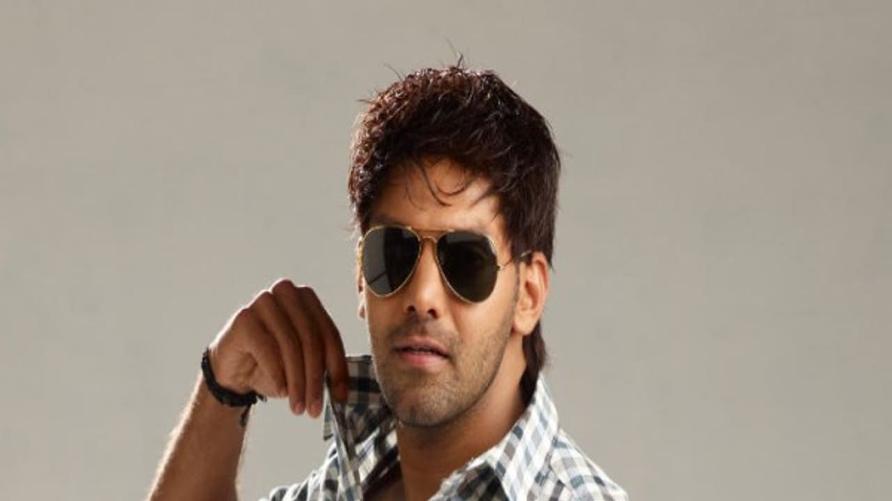 விவாகரத்து பெற்ற நடிகையிடம் காதலிப்பதாகக் கூறிய ஆர்யா! விவாகரத்து பெற்ற நடிகையிடம் காதலிப்பதாகக் கூறிய ஆர்யா!