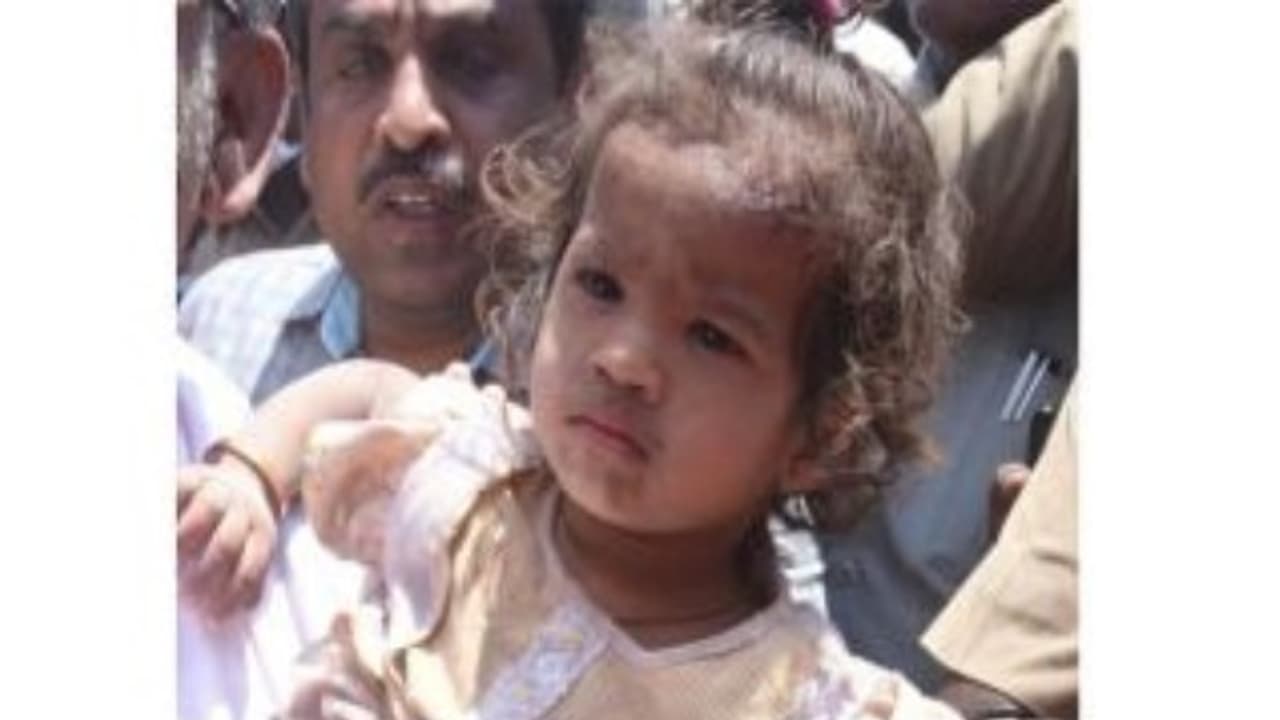 திருச்சி கட்டட விபத்து; 7 மணி நேரத்துக்குப் பிறகு ஒன்றரை வயது குழந்தை மீட்பு! திருச்சி கட்டட விபத்து; 7 மணி நேரத்துக்குப் பிறகு ஒன்றரை வயது குழந்தை மீட்பு!