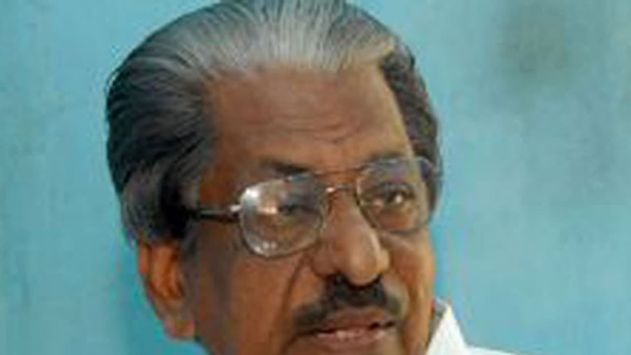 ചെന്നിത്തലയേക്കാള് നല്ലത് ഉമ്മന്ചാണ്ടിയെന്ന് അസീസ്; വിവാദമായതോടെ തിരുത്തി ചെന്നിത്തലയേക്കാള് നല്ലത് ഉമ്മന്ചാണ്ടിയെന്ന് അസീസ്; വിവാദമായതോടെ തിരുത്തി