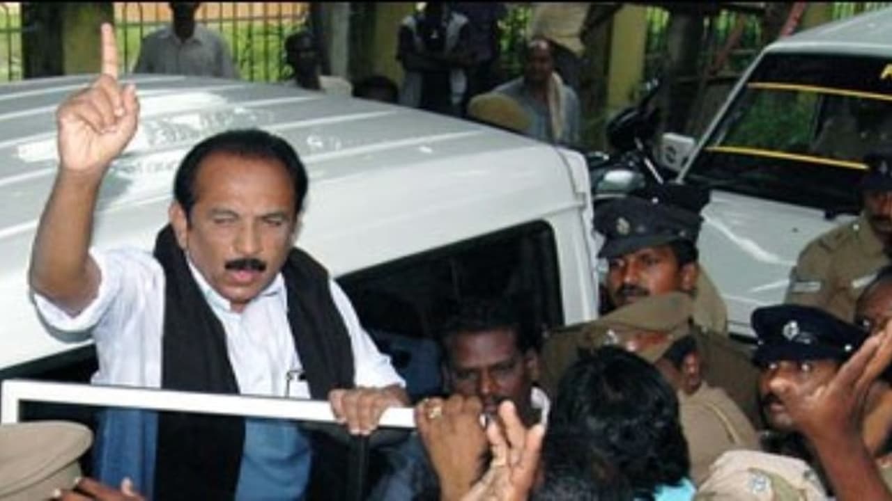 மீண்டும் சிறைக்கு செல்கிறார் வைகோ கோர்ட் வளாகத்தில் பரபரப்பு பேட்டி மீண்டும் சிறைக்கு செல்கிறார் வைகோ கோர்ட் வளாகத்தில் பரபரப்பு பேட்டி