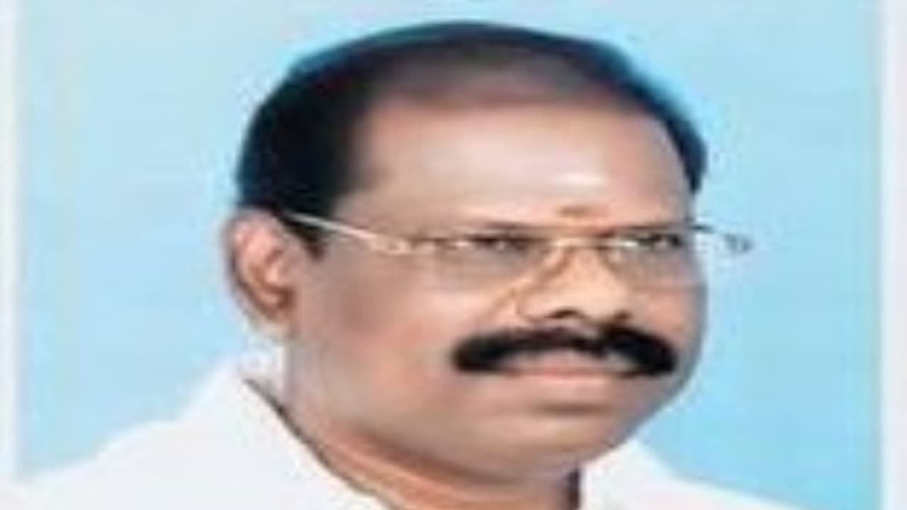 மாணவர்கள் உயர் கல்வி பெறும் அளவிற்கு கல்வித் தரத்தை தமிழக அரசு உயர்த்தி இருக்காம் – எம்.எல்.ஏ சொல்றாரு…