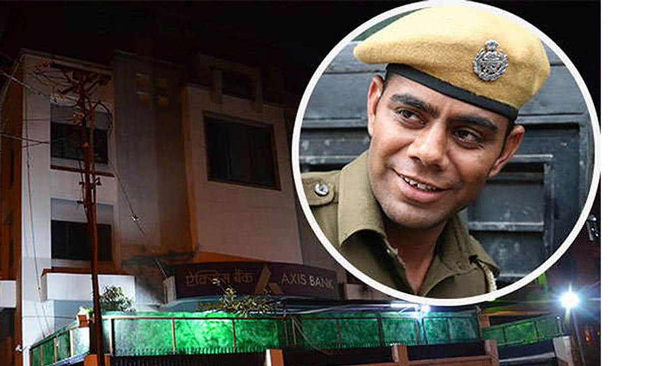 രാജ്യത്തെ ഏറ്റവും വലിയ ബാങ്ക് കൊള്ള ഒറ്റയ്ക്ക് തടഞ്ഞ് പൊലീസ് കോണ്സ്റ്റബിള് രാജ്യത്തെ ഏറ്റവും വലിയ ബാങ്ക് കൊള്ള ഒറ്റയ്ക്ക് തടഞ്ഞ് പൊലീസ് കോണ്സ്റ്റബിള്