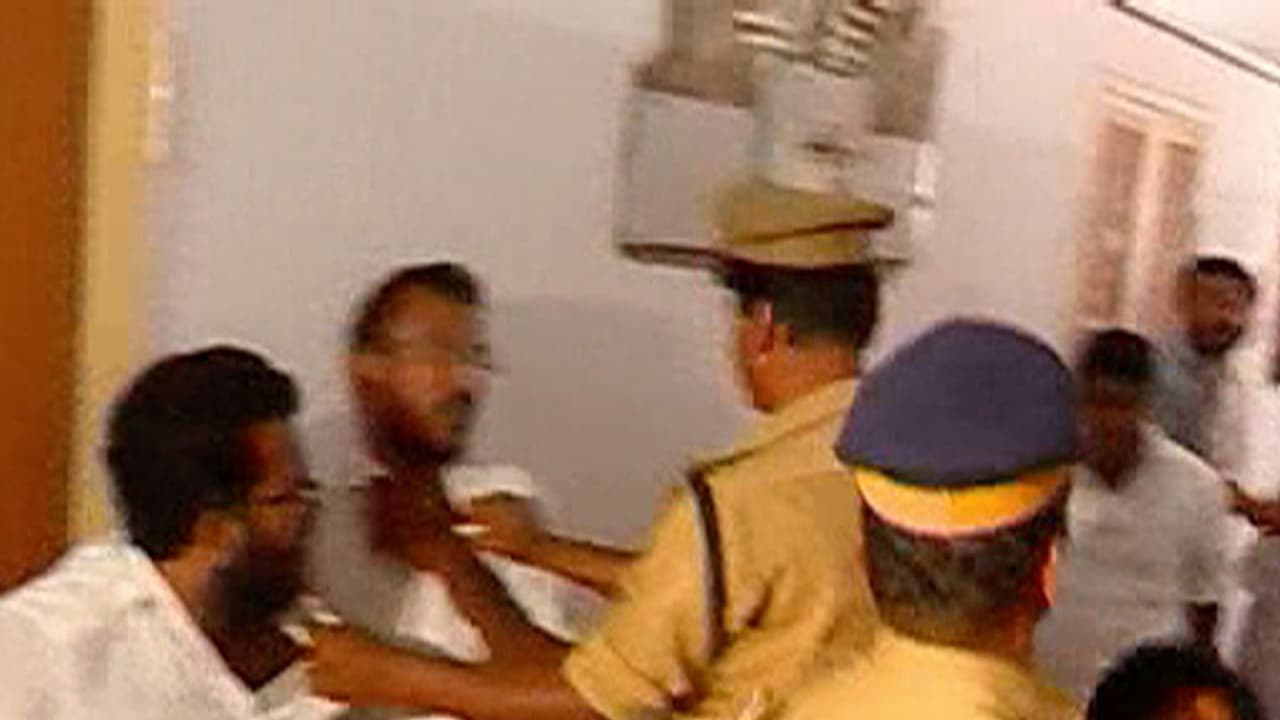 ഉപരോധിക്കാനെത്തിയ യൂത്ത് കോണ്ഗ്രസുകാര്ക്ക് ലക്ഷ്യം പിഴച്ചു; ഓടിക്കയറിയത് കോടതിയില് ഉപരോധിക്കാനെത്തിയ യൂത്ത് കോണ്ഗ്രസുകാര്ക്ക് ലക്ഷ്യം പിഴച്ചു; ഓടിക്കയറിയത് കോടതിയില്