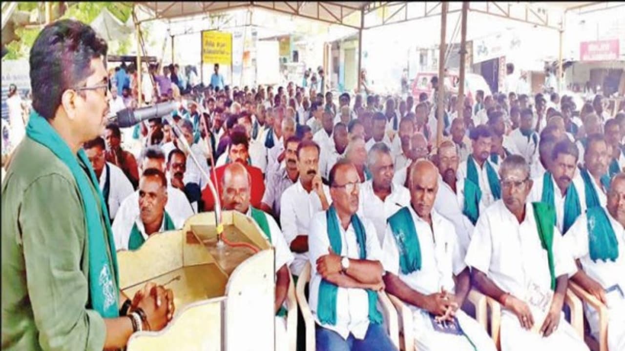 அணைக்காக விவசாயிகள் உண்ணாவிரதம்; நீண்ட நாள் கோரிக்கையை அரசு நிறைவேற்றுமா? அணைக்காக விவசாயிகள் உண்ணாவிரதம்; நீண்ட நாள் கோரிக்கையை அரசு நிறைவேற்றுமா?