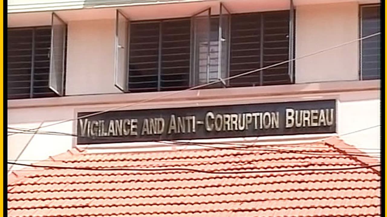 കാസർകോട് ആർടി ഓഫീസിൽ വിജിലൻസ് റെയ്ഡ്; കൈക്കൂലി നൽകാൻ കൊണ്ടുവന്ന ഒരുലക്ഷത്തില്‍ അധികം രൂപ പിടിച്ചെടുത്തു