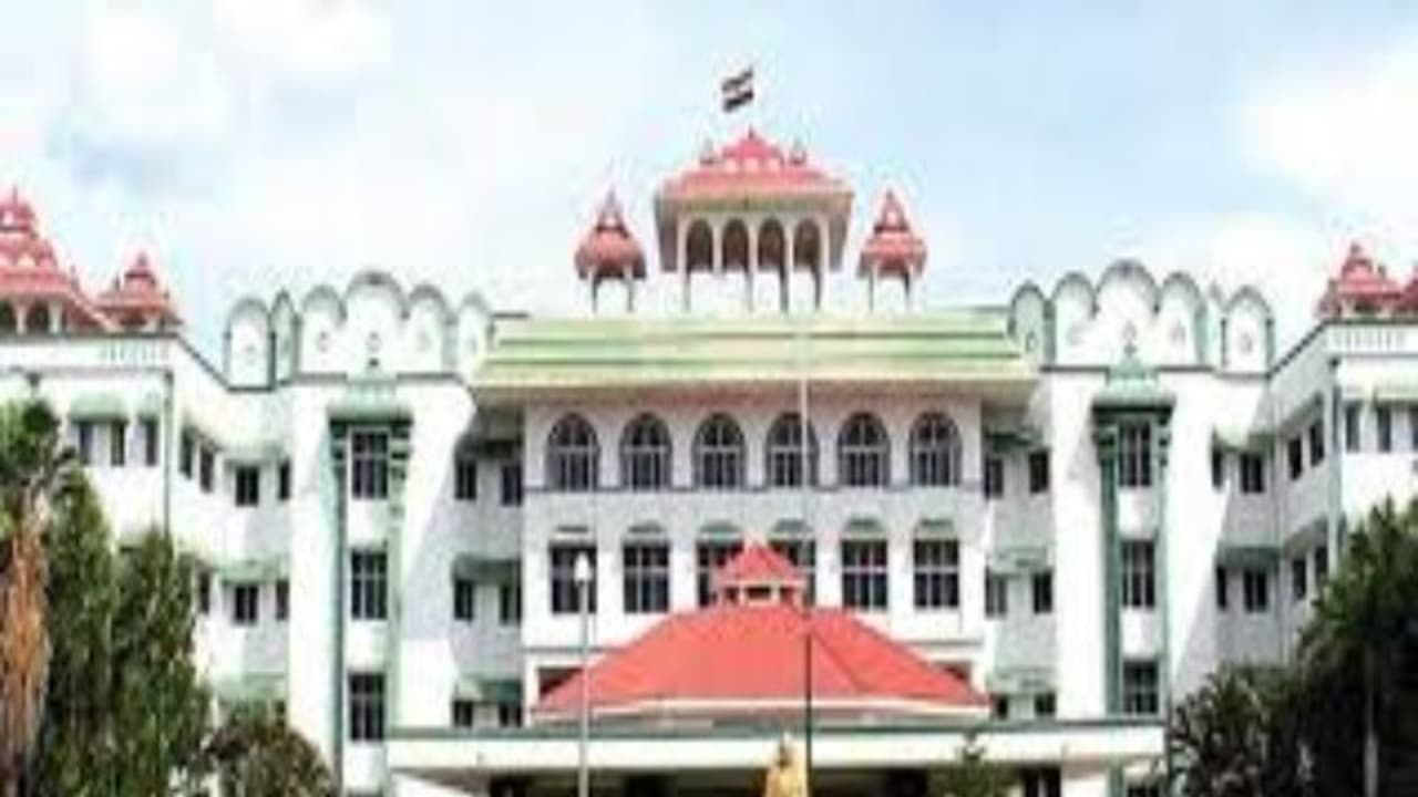 கோவில் வளாகங்களில் இனி கடைகள் இருக்கக் கூடாது…. உயர்நீதிமன்றம் அதிரடி உத்தரவு !! கோவில் வளாகங்களில் இனி கடைகள் இருக்கக் கூடாது…. உயர்நீதிமன்றம் அதிரடி உத்தரவு !!