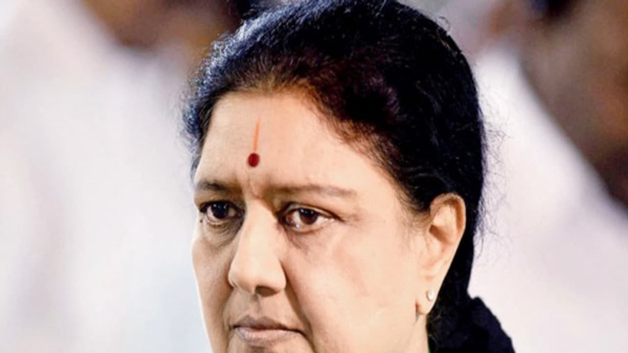 தீவிர கண்காணிப்பில் சசி..! எடப்பாடியின் உளவுத்துறை படுபிஸி..! தீவிர கண்காணிப்பில் சசி..! எடப்பாடியின் உளவுத்துறை படுபிஸி..!