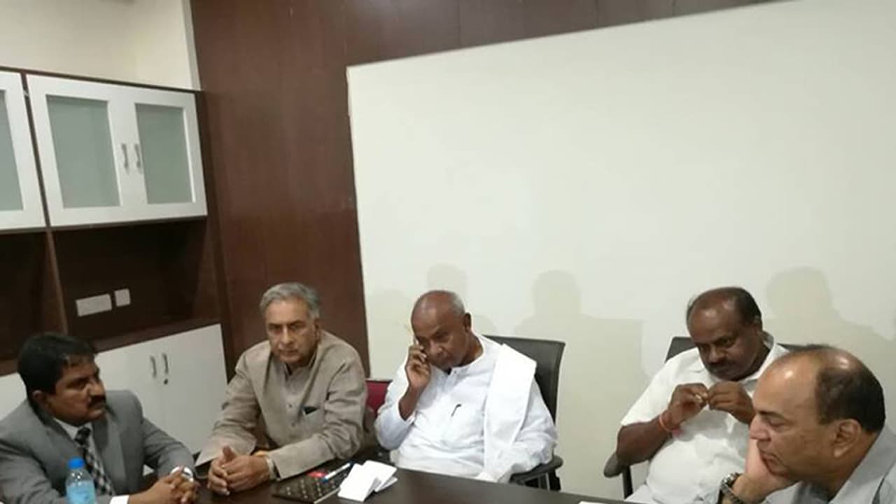 JDSನಲ್ಲಿಯೂ ಗರಿಗೆದರಿದ ರಾಜಕೀಯ: 2 ಮಂತ್ರಿ ಸ್ಥಾನಕ್ಕೆ ಪೈಪೋಟಿ JDSನಲ್ಲಿಯೂ ಗರಿಗೆದರಿದ ರಾಜಕೀಯ: 2 ಮಂತ್ರಿ ಸ್ಥಾನಕ್ಕೆ ಪೈಪೋಟಿ